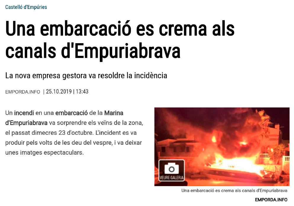 Una embarcació es crema als canals d’Empuriabrava