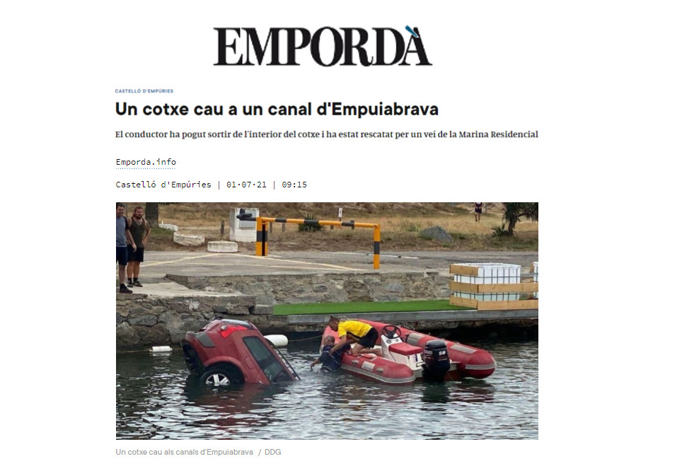 Un cotxe cau a un canal d’Empuiabrava